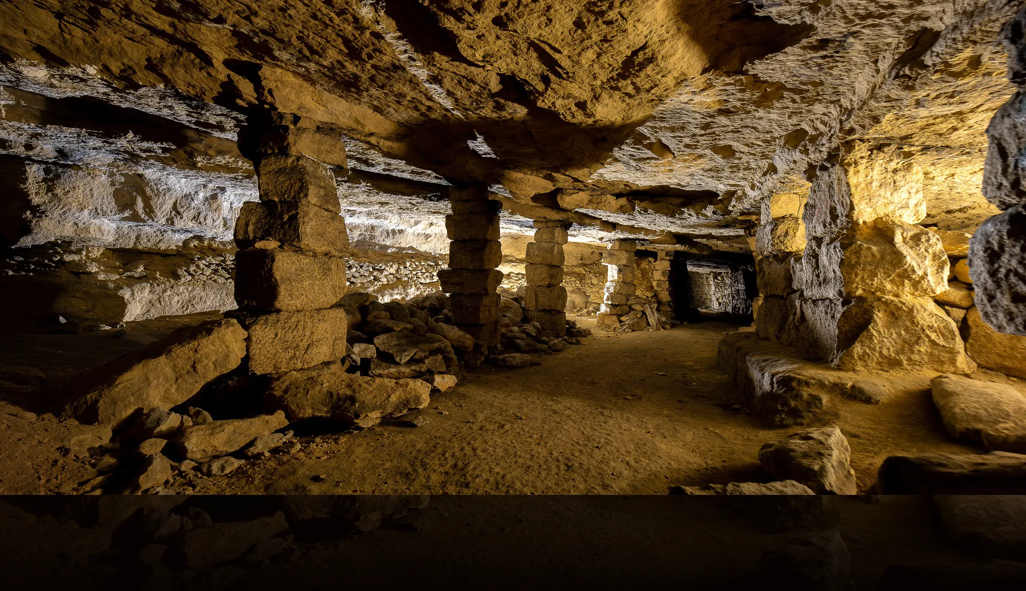 Galerie souterraine éclairée par une ouverture